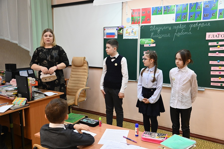 Школа 106 барнаул. Школа 113 Барнаул. Круглый стол в школе. Обучение в школе.