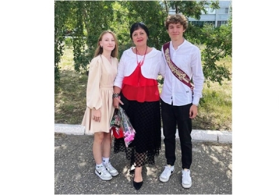 Наталья Евграшина со школьниками